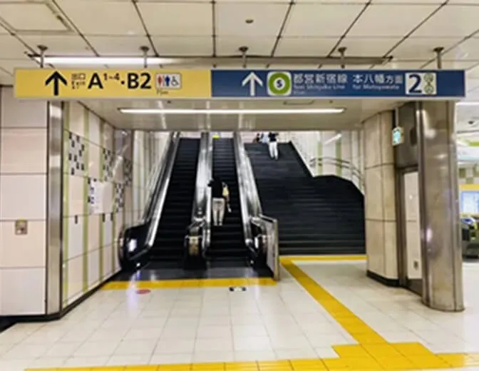 地下鉄住吉駅A2出口に向かいます
