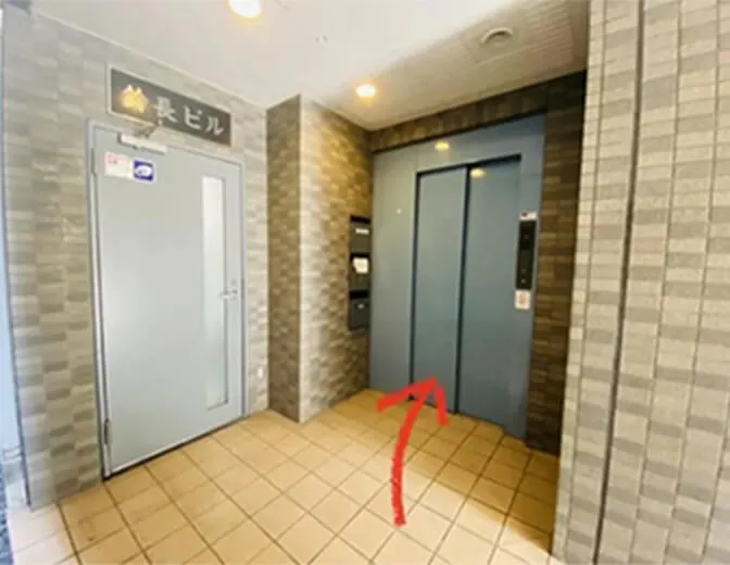 エレベーターで2階までお上がり下さい
